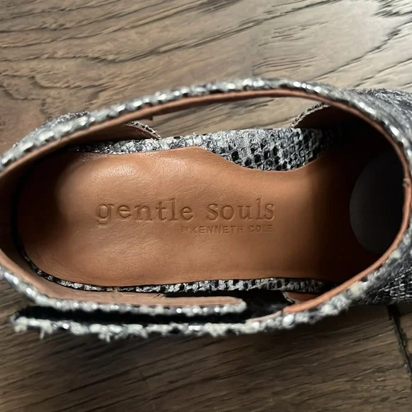 Gentle Souls by Kenneth Cole size 7.5 gray snake print wedge heel shoes - Picture 2 of 6